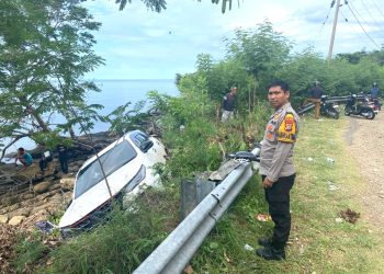 Polsek Sendana Datangi Lokasi Laka Lantas Tunggal di Jalan Poros Majene–Mamuju, Diduga Sopir Mengantuk