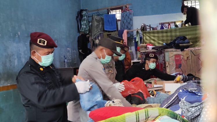 Rutan Kelas IIB Barru Gelar Penggeledahan Gabungan Dalam Rangka Deteksi Dini Gangguan Keamanan