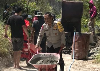 Bukti Dedikasi dan Kehadiran di Tengah Masyarakat, Bhabinkamtibmas Polsek Banggae Bersama Warga Gotong Royong Cor Jalan Tani