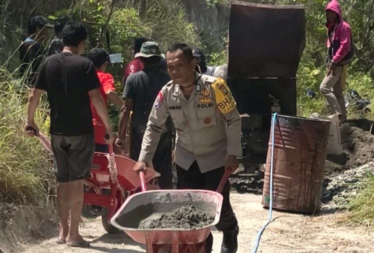 Bukti Dedikasi dan Kehadiran di Tengah Masyarakat, Bhabinkamtibmas Polsek Banggae Bersama Warga Gotong Royong Cor Jalan Tani
