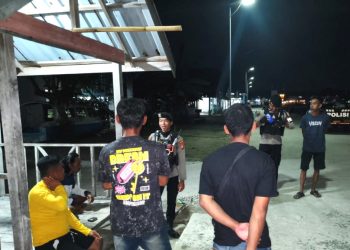 Patroli Jalan Kaki, Satuan Samapta Polres Majene Sasar Pos Kamling untuk Jaga Kamtibmas