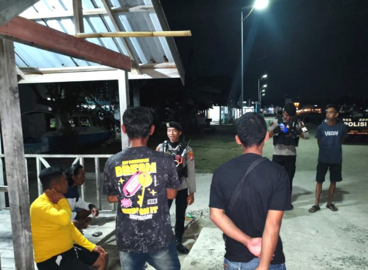 Patroli Jalan Kaki, Satuan Samapta Polres Majene Sasar Pos Kamling untuk Jaga Kamtibmas
