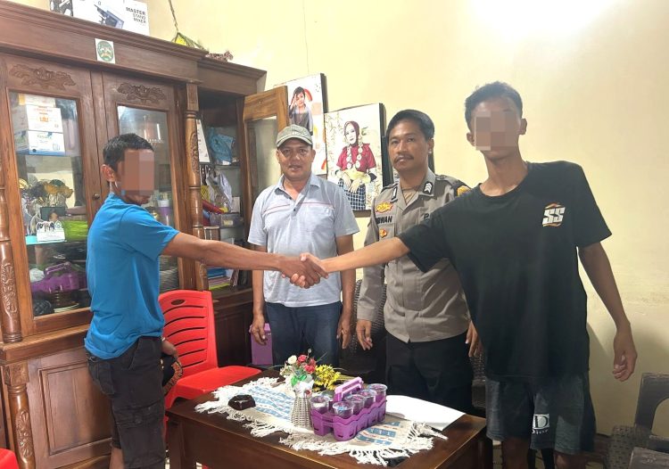 Bhabinkamtibmas Polsek Banggae Berhasil Mendamaikan Dua Warga yang Bertikai Melalui Mediasi Problem Solving