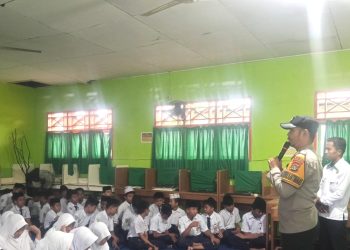 Bhabinkamtibmas Polsek Banggae Beri Penyuluhan Bahaya Bullying, Narkoba, dan Judi Online di MTs DDI Majene