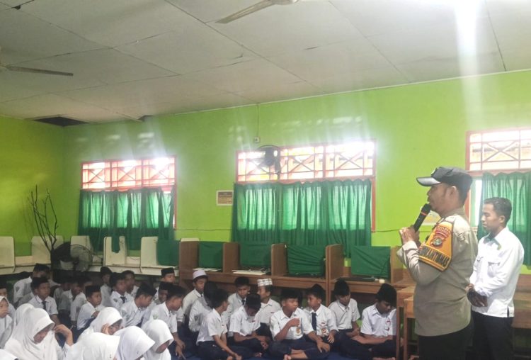 Bhabinkamtibmas Polsek Banggae Beri Penyuluhan Bahaya Bullying, Narkoba, dan Judi Online di MTs DDI Majene