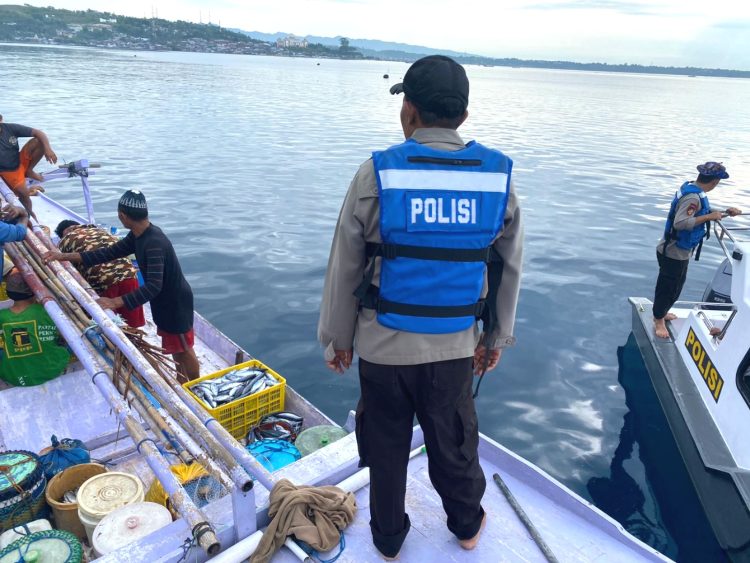 Jaga Keamanan Laut Pesisir, Polair Polres Majene Gelar Patroli Perairan di Pantai Deteng-Deteng