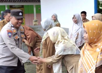 Polisi Go To School, Bhabinkamtibmas Polsek Pamboang Beri Edukasi Saat Upacara Bendera di SMP Negeri 5 Pamboang