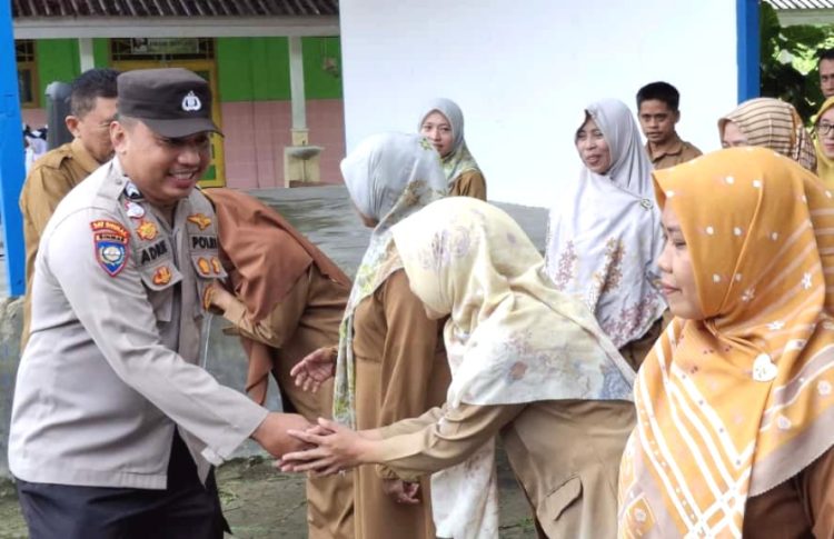 Polisi Go To School, Bhabinkamtibmas Polsek Pamboang Beri Edukasi Saat Upacara Bendera di SMP Negeri 5 Pamboang