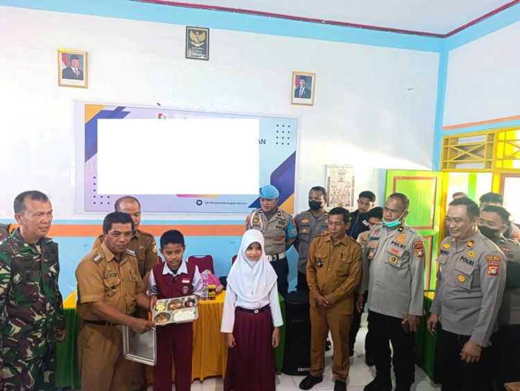 Kapolsek Pamboang Hadiri Penyaluran Makanan Bergizi Gratis SPPG Yayasan Kemala Bhayangkari Polres Majene