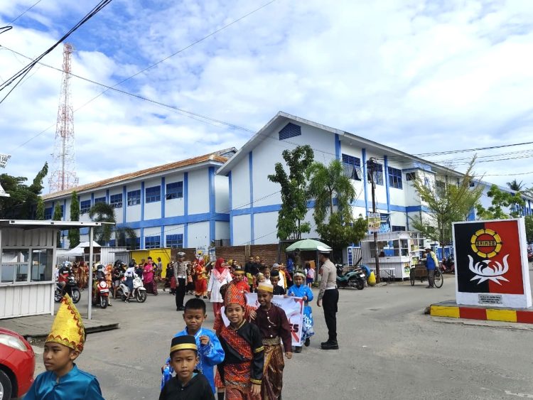 Satlantas Polres Majene Amankan dan Kawal Pawai Budaya SD Negeri 2 Kampung Baru Peringati Hari Sumpah Pemuda