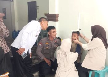 Pantau Tumbuh Kembang Anak, Bhabinkamtibmas Polsek Banggae Dampingi Camat Banggae di Kegiatan Posyandu