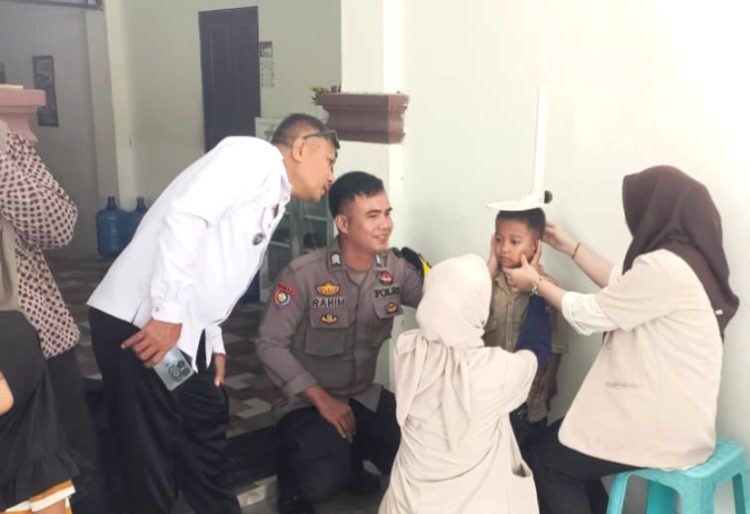 Pantau Tumbuh Kembang Anak, Bhabinkamtibmas Polsek Banggae Dampingi Camat Banggae di Kegiatan Posyandu