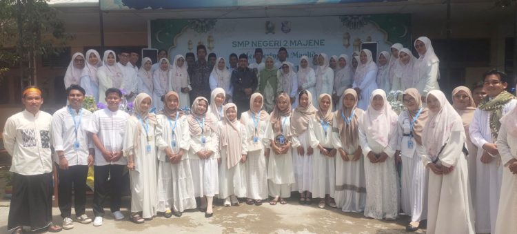 Meneladani Akhlak Nabi, SMP Negeri 2 Majene Gelar Maulid dengan Penuh Hikmah