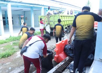 Personel Polres Majene Turut Sukseskan Gerakan Nasional Indonesia Bersih Melalui Kegiatan Majene Mappaccing di Pasar Oleh-oleh