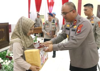Kapolda Sulbar Serahkan Tali Asih, Bentuk Perhatian Kepada Personel Polres Majene yang Sakit Menahun