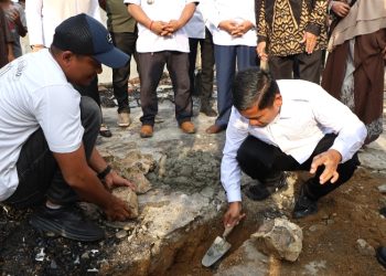 Wali Kota Tasming Hamid Serahkan Bantuan dan Letakkan Batu Pertama Rumah Layak Huni untuk Korban Kebakaran