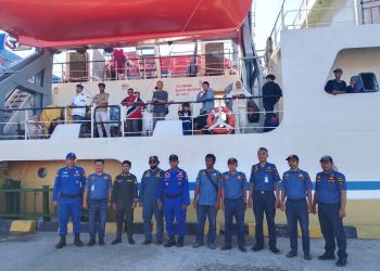 Personel Sat Polair Polres Majene Amankan Pemberangkatan KM. Sabuk Nusantara 93 di Pelabuhan Passarang