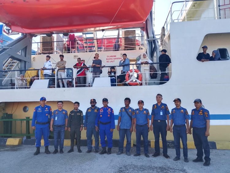 Personel Sat Polair Polres Majene Amankan Pemberangkatan KM. Sabuk Nusantara 93 di Pelabuhan Passarang