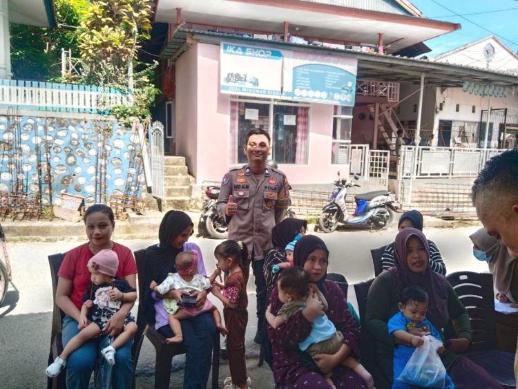 Dukung Pencegahan Stunting, Bhabinkamtibmas Polsek Banggae Dampingi Kegiatan Posyandu Bukit Indah 27