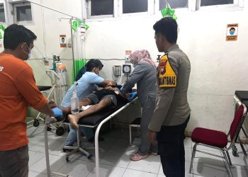 Alami Luka Serius, Polsek Malunda Evakuasi Seorang Remaja Usai Tabrak Lubang di Jalan Trans Sulawesi di Malunda