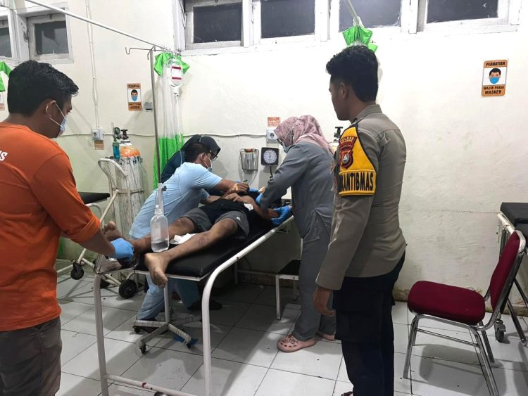 Alami Luka Serius, Polsek Malunda Evakuasi Seorang Remaja Usai Tabrak Lubang di Jalan Trans Sulawesi di Malunda
