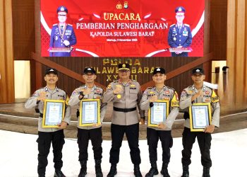 Empat Personel Bhabinkamtibmas Polres Majene Terima Penghargaan dari Kapolda Sulbar