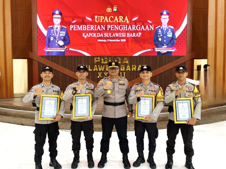 Empat Personel Bhabinkamtibmas Polres Majene Terima Penghargaan dari Kapolda Sulbar