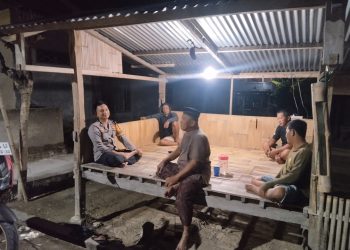 Bhabinkamtibmas Polsek Banggae Dorong Warga Maksimalkan Poskamling untuk Wujudkan Lingkungan Aman