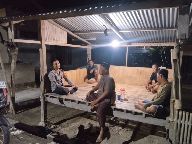 Bhabinkamtibmas Polsek Banggae Dorong Warga Maksimalkan Poskamling untuk Wujudkan Lingkungan Aman