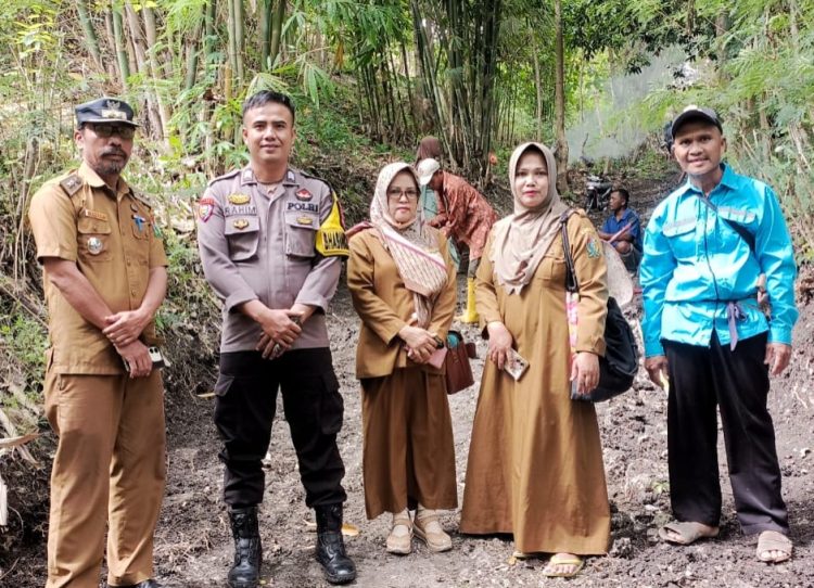 Bhabinkamtibmas Polsek Banggae Bersama Warga Gelar Kerja Bakti Bangun Jalan Tani Program Rembuk Padat Karya 2025