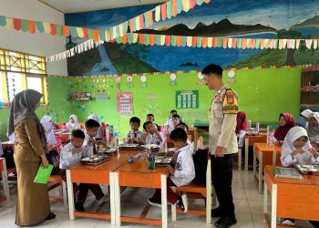 Bhabinkamtibmas Polsek Banggae Kawal Penyaluran Makanan Bergizi Gratis di SDN 28 Tamo