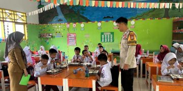 Bhabinkamtibmas Polsek Banggae Kawal Penyaluran Makanan Bergizi Gratis di SDN 28 Tamo