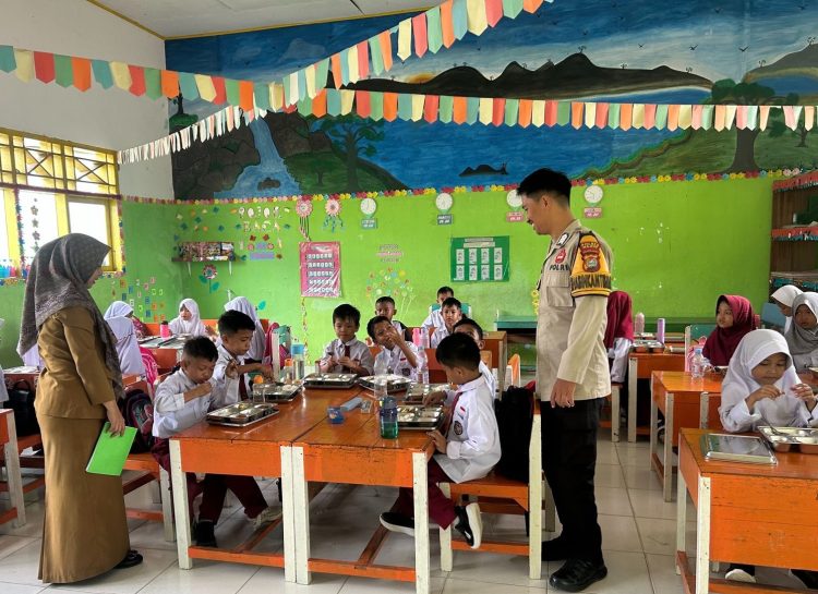 Bhabinkamtibmas Polsek Banggae Kawal Penyaluran Makanan Bergizi Gratis di SDN 28 Tamo