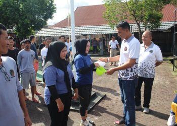 Kalapas Parepare Serahkan Paket Alat Mandi kepada WBP, Ini Tujuannya