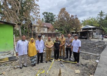 Pasca Kebakaran di Copala, Bhabinkamtibmas Polsek Banggae Dampingi Bupati Majene dan Baznas Turun Langsung Pantau Lokasi Kebakaran