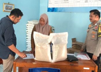Bhabinkamtibmas Polsek Banggae Dampingi Penyaluran Bantuan Pangan CBP 2025 di Kelurahan Labuang