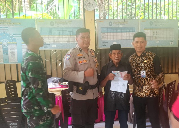 Bhabinkamtibmas Polsek Pamboang Kawal Penyaluran BLT Kesra di Desa Betteng