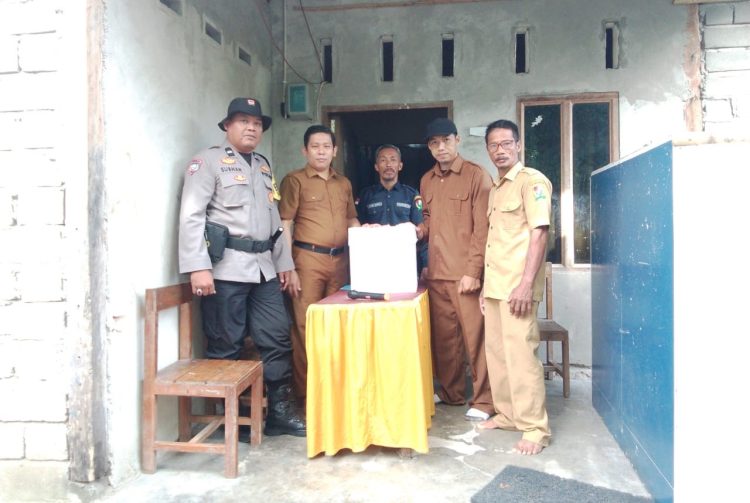 Bhabinkamtibmas Polsek Pamboang Kawal Pemilihan Ketua BPDesa Betteng, Tekankan Pentingnya Persatuan Warga