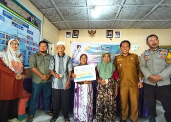 Bhabinkamtibmas Bababulo Dampingi Penyaluran BLT Dana Desa Tahap IV, Pastikan Bantuan Tepat Sasaran