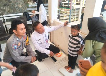 Bhabinkamtibmas Polsek Banggae Dampingi Camat Banggae Pantau Kegiatan Posyandu Bukit Indah 27
