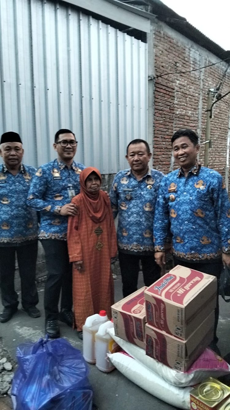 Peduli Lansia, Pemkot Parepare Berikan Paket Asupan Makanan Berisi Beras, Susu, hingga Minyak Goreng