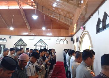 Polres Majene Bersama Warga Gelar Sholat Gaib untuk Korban Bencana di Sumatra dan Erupsi Semeru