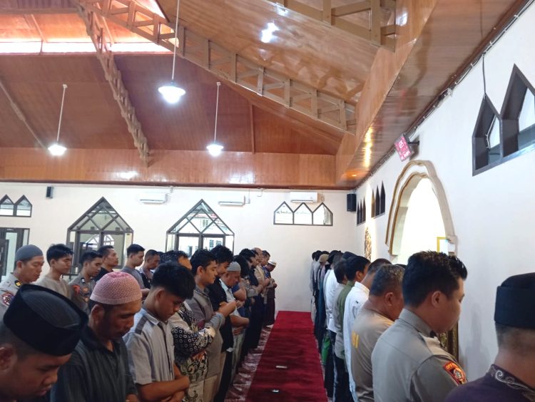 Polres Majene Bersama Warga Gelar Sholat Gaib untuk Korban Bencana di Sumatra dan Erupsi Semeru