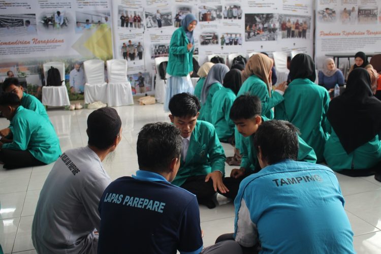 31 Mahasiswa IAIN Parepare Jurusan PAI Laksanakan Sosialisasi Pancasila dan Keagamaan kepada 30 WBP di Lapas Parepare