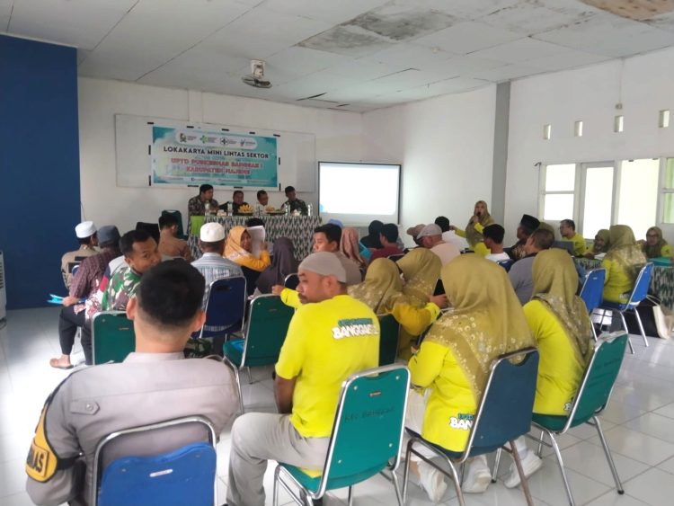 Bhabinkamtibmas Polsek Banggae Hadiri Loka Karya Mini Lintas Sektor PKM Banggae I di Kecamatan Banggae