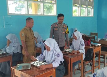 Bhabinkamtibmas Polsek Banggae Kawal Penyaluran Makanan Bergizi Gratis untuk Siswa SMK Negeri 5 Majene
