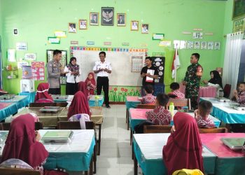 Sinergitas Bhabinkamtibmas Polsek Banggae Bersama Babinsa Dampingi Penyaluran Makanan Bergizi Gratis untuk Siswa di Kelurahan Banggae