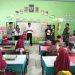 Sinergitas Bhabinkamtibmas Polsek Banggae Bersama Babinsa Dampingi Penyaluran Makanan Bergizi Gratis untuk Siswa di Kelurahan Banggae