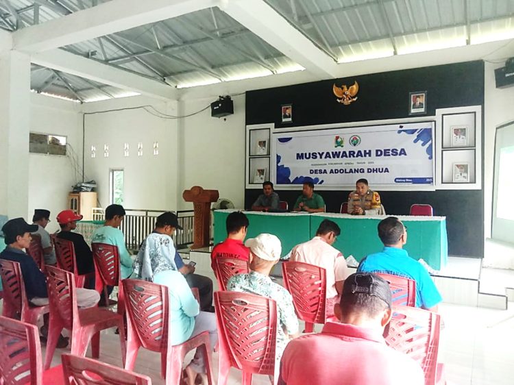 Bhabinkamtibmas Polsek Pamboang Hadiri Rapat Musyawarah Desa Pembahasan Perubahan APBDes 2025 di Adolang Dhua