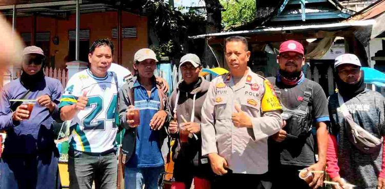 Sinergi Polri dan Insan Pers Tebar Berkah Jumat, Kasi Humas Polres Majene dan IJS Berbagi untuk Tukang Becak